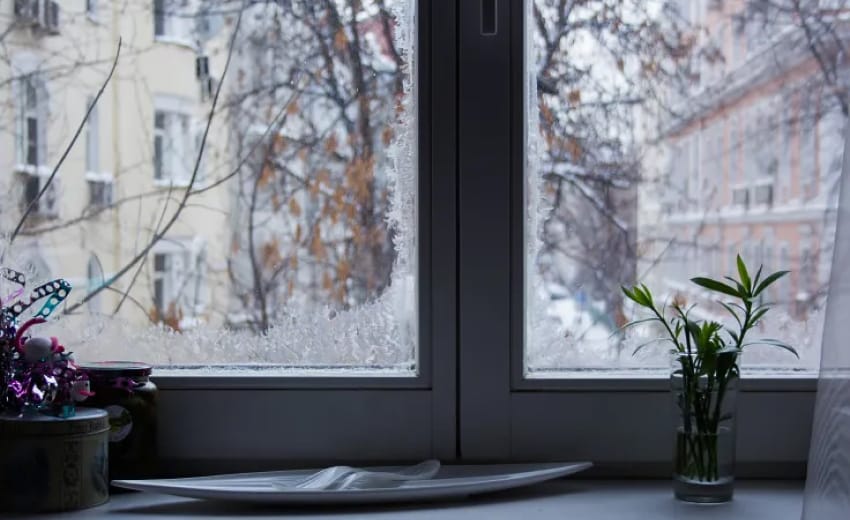 Как бюджетно защитить окна и дом от промерзания?